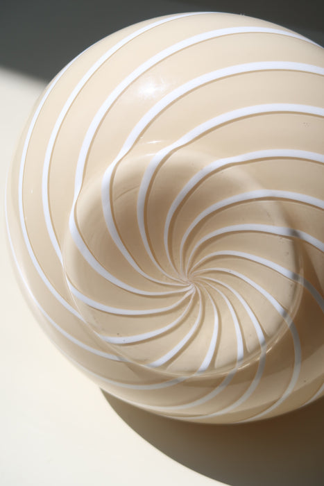 Vintage Murano lampefod udført i cream glas med hvid swirl. Den perfekte størrelse til et sengebord eller en vindueskarm. Håndlavet i Italien, 1970erne. vintage murano table lamp base swirl glass