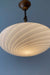 Vintage Murano plafond loftlampe / pendel. Mundblæst hvid opal glas med swirl og messing ophæng. Håndlavet i Italien, 1970erne. D:30 cm⁠⁠ H:35 cm (inkl ophæng)