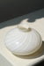 Vintage Murano vase med hvid swirl. Mundblæst i creme glas med rustikskåret kant. Håndlavet i Italien, 1970erne. H:13 cm D:17 cm