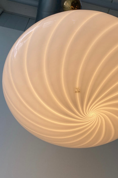 Vintage Murano Vetri pendel loftlampe i hvid glas med en fantastisk smuk swirl. Mundblæst i oval form og har messing ophæng. Håndlavet i Italien, 1970erne, og har original Murano Vetri mærkat. D:40 cm H:22 cm