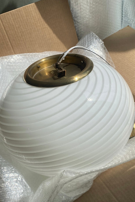 Stor vintage Murano pendel loftlampe i hvid opaline glas. Glasset er mundblæst i oval form med et smukt swirl mønster. Håndlavet i Italien, 1970erne, og kommer med originalt justerbart messing ophæng samt klistermærke. D:40 cm H:28 cm (glas)