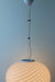 Ekstra stor vintage Murano pendel loftlampe i hvid opaline glas. Glasset er mundblæst i oval form med et smukt swirl mønster. Håndlavet i Italien, 1970erne, og kommer med justerbart ophæng og original label.