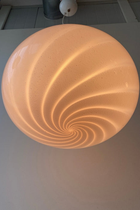 Vintage Murano oval pendel loftlampe i en blød lyserød tone med sølv glitter. Mundblæst glas med hvidt ophæng. Håndlavet i Italien, 1970erne. vintage murano pendant light lamp 