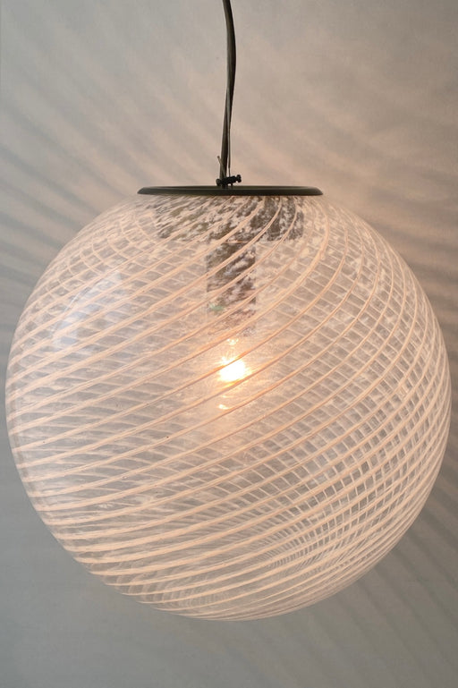 Stor vintage Murano filigrana lampe i transparent glas med hvid cloudy swirl. Giver det fineste mønster på væggen, når solen står på samt når den er tændt. Håndlavet i Italien, 1960/70erne, og kommer med originalt justerbart messingophæng. 