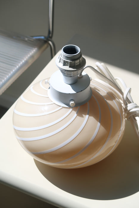 Vintage Murano lampefod udført i cream glas med hvid swirl. Den perfekte størrelse til et sengebord eller en vindueskarm. Håndlavet i Italien, 1970erne. vintage murano table lamp base swirl glass