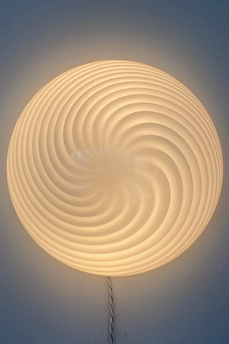 Vintage Murano plafond lampe. Kan både bruges som loftlampe og som væglampe- Mundblæst i hvid opal glas med swirl og kommer med hvid bund. E27 fatning. Håndlavet i Italien, 1970erne. 
