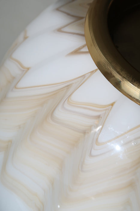Vintage Murano pendel loftlampe. Mundblæst i hvid / creme glas med et særligt mønster og har justerbart messingophæng. Håndlavet i Italien, 1970erne. D:45 cm H:33 cm