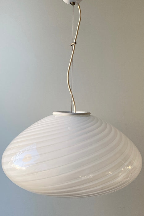 Ekstra stor vintage Murano pendel loftlampe i opaline glas. Glasset er mundblæst i oval form med et smukt swirl mønster. Håndlavet i Italien, 1970erne, og kommer med justerbart ophæng. D:50 cm H:26 cm (glas)