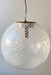 Stor vintage Murano filigrana lampe i transparent glas med hvid cloudy swirl. Giver det fineste mønster på væggen, når solen står på samt når den er tændt. Håndlavet i Italien, 1960/70erne, og kommer med originalt justerbart messingophæng. 