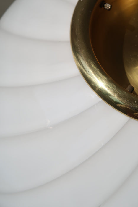 Stor vintage Murano pendel loftlampe i hvid opaline glas. Glasset er mundblæst i rund form med et smukt swirl mønster. Håndlavet i Italien, 1970erne, og kommer med justerbart messing ophæng. D:40 cm