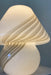 Smuk vintage Murano mushroom sengelampe i medium størrelse. Perfekt afbalanceret form i mundblæst hvid glas med taupe swirl mønster. Den har en lille bristet luftboble fra produktionen (ikke en skade). Håndlavet i Italien, 1960/70erne, og kommer med ny hvid ledning. ⁠H: 26 cm D: 24 cm