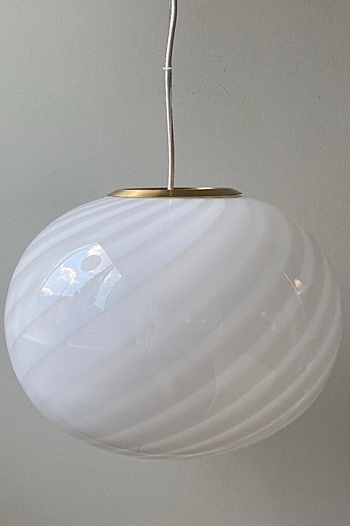 Vintage Murano loftlampe i hvid glas med en fantastisk smuk swirl. Mundblæst i oval form. Håndlavet i Italien, 1970erne, og kommer med justerbart ophæng i håndformet messing. 