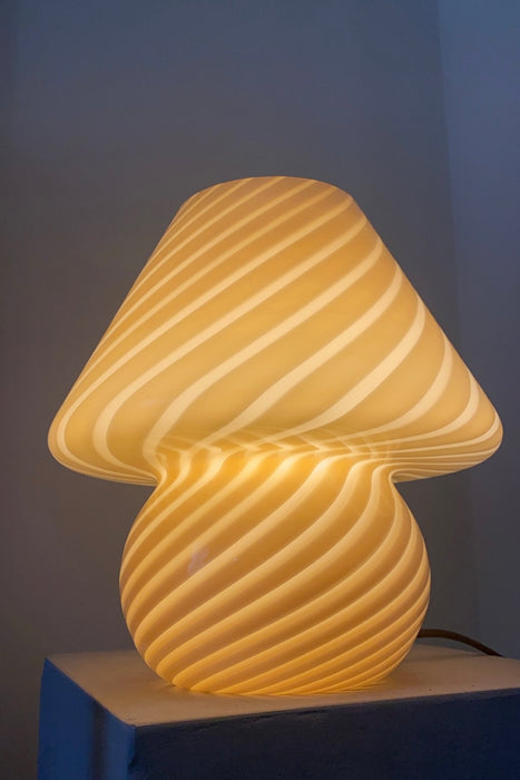 Vintage medium Murano mushroom bordlampe i en smuk creme gul nuance. Mundblæst i ét stykke glas med swirl mønster. Håndlavet i Italien, 1960/70erne. ⁠ H: 26 cm D: 24 cm⁠