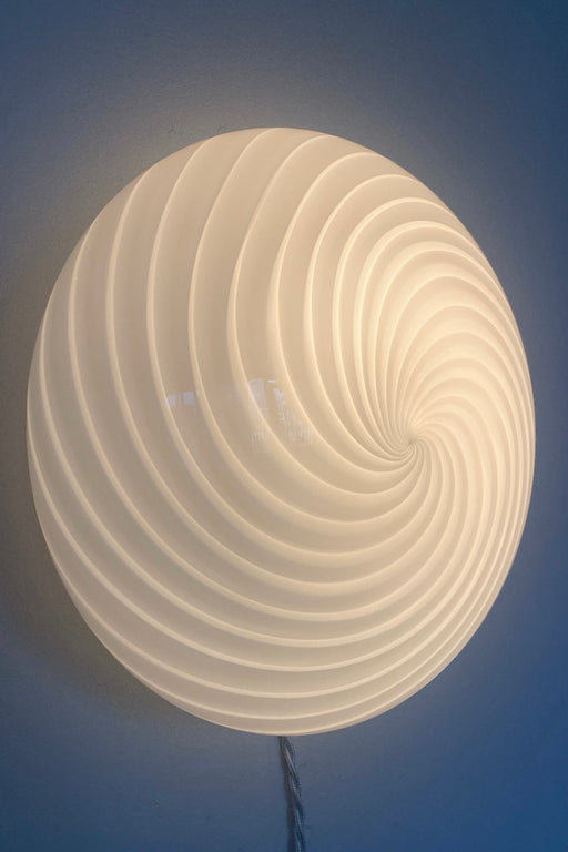 Vintage Murano plafond loftlampe / væglampe. Mundblæst hvid opal glas med swirl og hvid bund. E27 fatning. Håndlavet i Italien, 1970erne.  D:30 cm⁠⁠ H:13 cm