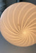 Vintage Murano Vetri pendel loftlampe i hvid glas med en fantastisk smuk swirl. Mundblæst i oval form og har messing ophæng. Håndlavet i Italien, 1970erne, og har original Murano Vetri mærkat. D:40 cm H:22 cm