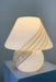 Smuk vintage Murano mushroom sengelampe i medium størrelse. Perfekt afbalanceret form i mundblæst hvid glas med taupe swirl mønster. Den har en lille bristet luftboble fra produktionen (ikke en skade). Håndlavet i Italien, 1960/70erne, og kommer med ny hvid ledning. ⁠H: 26 cm D: 24 cm
