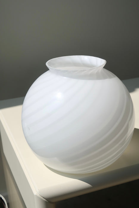 Vintage Murano vase med swirl. Mundblæst i hvid opal glas med rustikskåret kant. Håndlavet i Italien, 1970erne. Har begge en produktionsfejl. H:16 cm D:17 cm