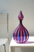 Særlig stor vintage Murano vase med låg i dybe nuancer af rød, blå og kobber. Mundblæst i glas i en teknik som primært er kendt fra glashusene Venini, Gio Ponti og Fratelli Toso. Håndlavet i Italien, 1970erne. 