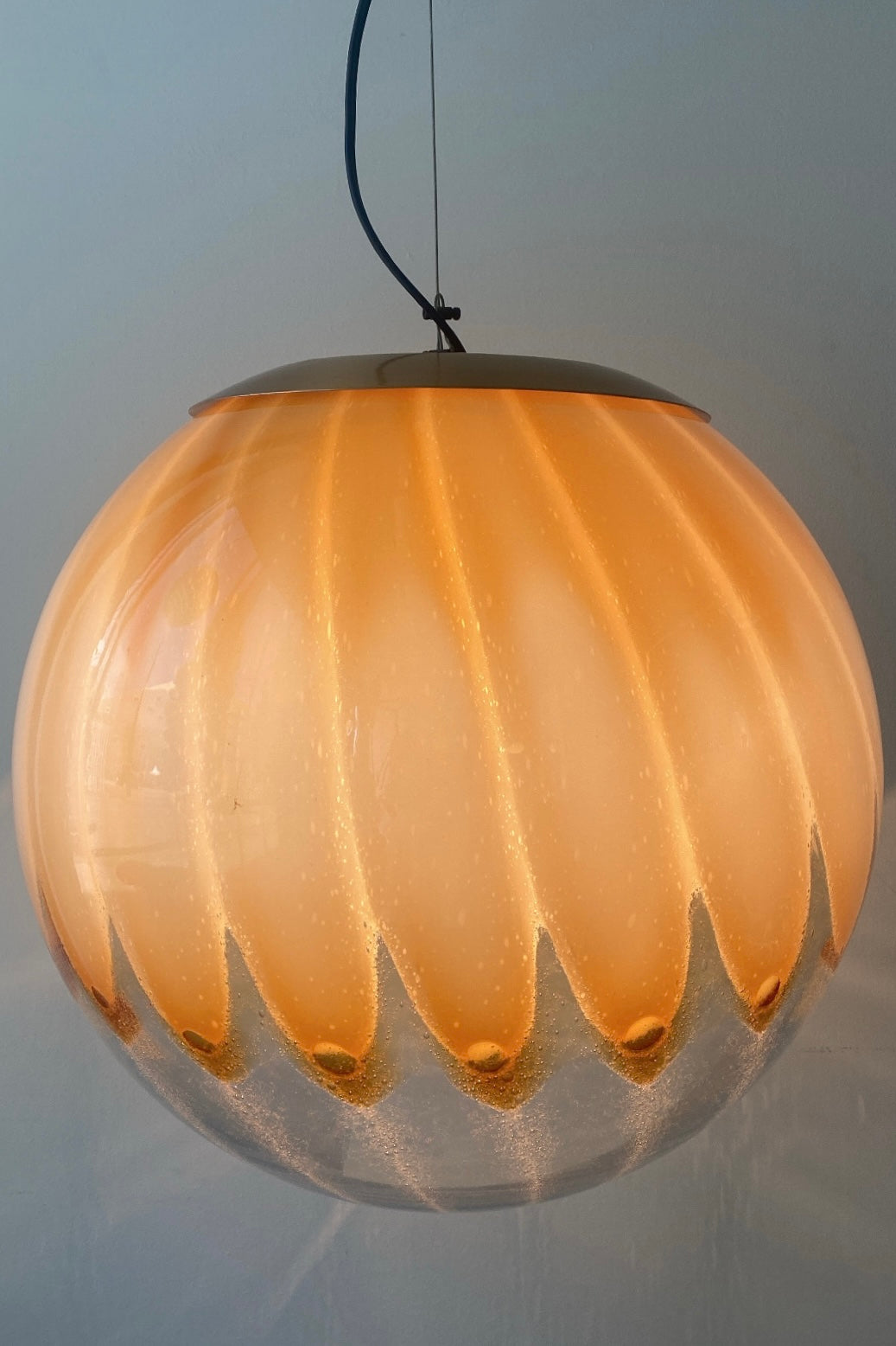 Stor vintage Murano anemone pendel loftlampe i mundblæst creme gul glas. Glasset er udformet i rund form med mønster. Håndlavet i Italien, 1970erne. Kommer med justerbart messingophæng.