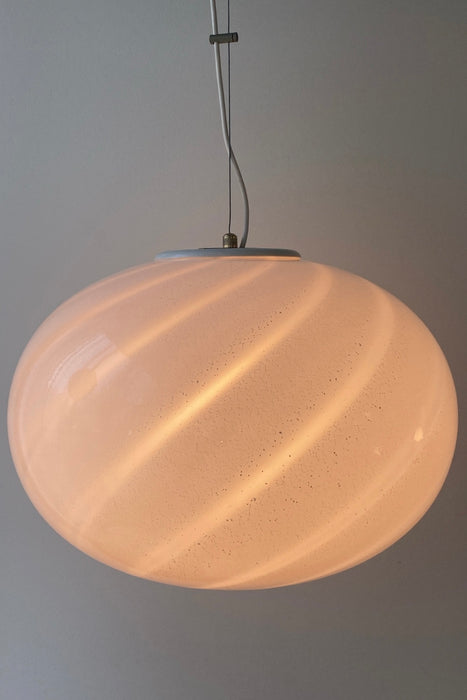 Vintage Murano oval pendel loftlampe i en blød lyserød tone med sølv glitter. Mundblæst glas med hvidt ophæng. Håndlavet i Italien, 1970erne. vintage murano pendant light lamp 