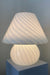 Vintage stor Murano mushroom bordlampe i lyseblå glas med swirl mønster. Mundblæst i ét stykke. Håndlavet i Italien, 1970erne, og kommer med ny hvid ledning.