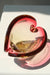 Vintage Murano muslingeskål, som er mundblæst i Sommerso teknik i rødt og gult transparent glas. Muslingen har to baser og kan enten stå oprejst eller tippe på siden. Dele af det originale klistermærke er fortsat synligt. Har almindelige brugsstegn. Håndlavet i Italien 1960/70erne. L:16 cm H:9,5 cm B:12,5 cm  