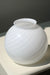 Vintage Murano vase med swirl. Mundblæst i hvid opal glas med rustikskåret kant. Håndlavet i Italien, 1970erne. Har begge en produktionsfejl. H:16 cm D:17 cm