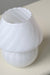 Klassisk vintage Murano baby mushroom bordlampe. Mundblæst i hvid glas med swirl mønster. Håndlavet i Italien, 1970erne, og kommer med ny hvid ledning. H:18,5 D:16 cm