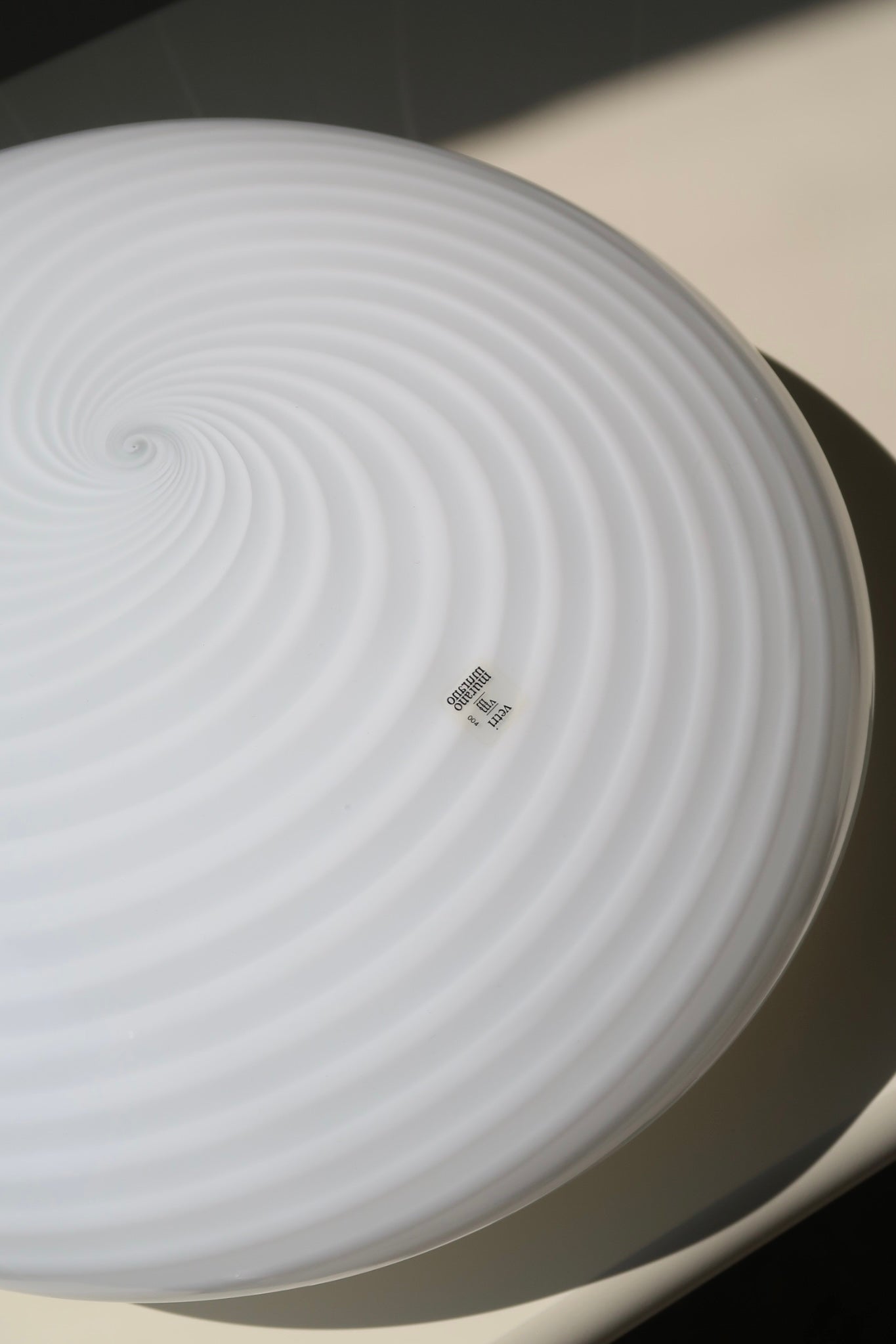 Vintage Murano plafond loftlampe / væglampe. Mundblæst hvid opal glas med swirl og hvid bund. E27 fatning. Håndlavet i Italien, 1970erne.  D:30 cm⁠⁠ H:13 cm