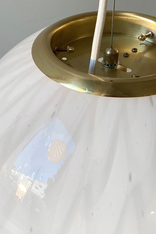 Smuk vintage Murano pendel loftlampe i hvid og transparent glas. Glasset er mundblæst i en rund form med fine bubbler og mønster. Håndlavet i Italien, 1970erne, kommer med justerbart ophæng i håndformet messing. 