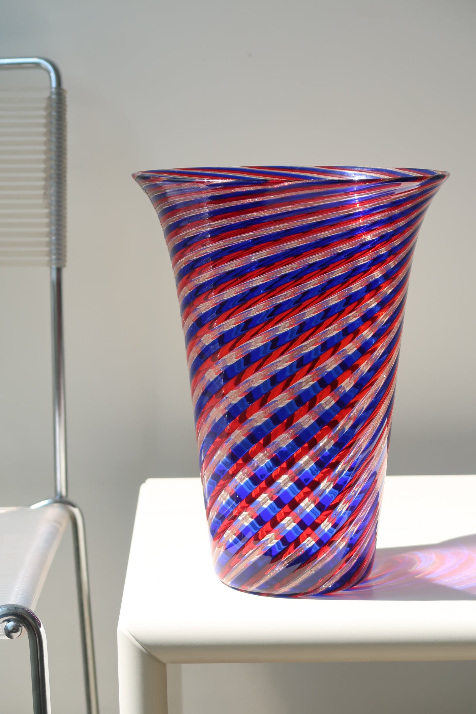 Ualmindelig stor vintage Murano vase med låg i dybe nuancer af rød, blå og kobber. Mundblæst i glas i en teknik som primært er kendt fra glashusene Venini, Gio Ponti og Fratelli Toso. Håndlavet i Italien, 1970erne. 