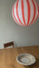 Ny Murano candy pendel loftlampe i en bolsje kombination af rød og hvid. Mundblæst glas i rund form med vertikale striber. E27 fatning. Kommer med justerbart messingbelagt ophæng samt transparent ledning.  Håndlavet i Italien.  D:40 cm 