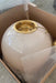Stor vintage Murano pendel loftlampe i creme glas. Glasset er mundblæst i cirkulær form med et smukt hvidt swirl mønster. Messing ophæng. Håndlavet i Italien, 1970erne. D:45 cm 