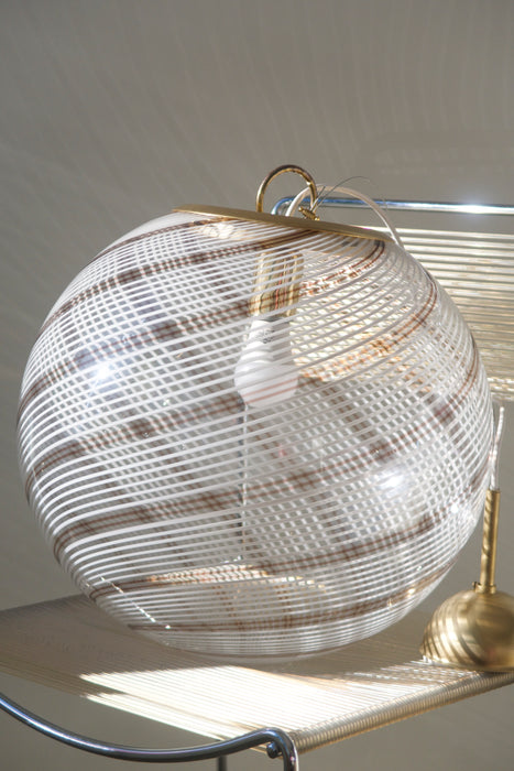 Vintage Murano filigrana loftlampe / pendel i klart glas med swirl. Giver det fineste mønster på væggen, når solen står på og når den er tændt.