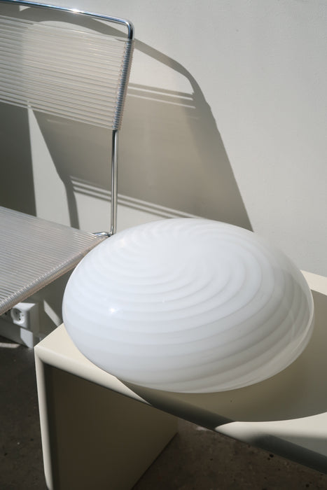 Vintage Murano plafond lampe. Kan både bruges som loftlampe og som væglampe- Mundblæst i hvid opal glas med swirl og kommer med hvid bund. 2x E27 fatning. Håndlavet i Italien, 1970erne. 