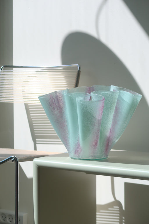 Ualmindelig smuk vintage Murano fazzoletto vase. Mundblæst i glas i nuancer af mint og lilla. Brug den som en skulptur eller som tulipanvase. Håndlavet i Italien, 1980erne. H:25,5 cm L:36 cm