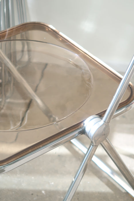 Vintage Plia smokey foldestol af Giancarlo Piretti for Anonima Castelli. Fremstillet i 1970'erne, Italien. Den ikoniske Plia stol (opkaldt efter det italiensk ord for 'folde') er designet i 1968 af Giancarlo Piretti for Anonima Castelli, er en af de allermest genkendelige foldestole i designhistorien. 