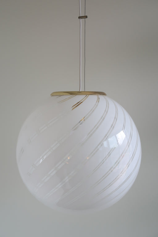 Vintage Murano filigrana loftlampe / pendel i klart glas med hvid swirl. Smuk afbalanceret rund form. 