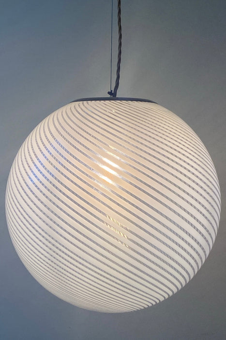 Vintage Murano filigrana loftlampe / pendel i transparent glas med hvid swirl. Giver det fineste mønster på væggen, når solen står på samt når den er tændt. Håndlavet i Italien, 1960/70erne, og har justerbart messing ophæng. D:40 cm