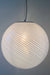 Vintage Murano filigrana loftlampe / pendel i transparent glas med hvid swirl. Giver det fineste mønster på væggen, når solen står på samt når den er tændt. Håndlavet i Italien, 1960/70erne, og har justerbart messing ophæng. D:40 cm