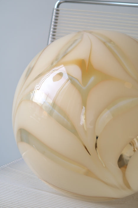 Vintage Murano pendel loftlampe i den fineste creme gule nuance. Mundblæst i rund form og har sølv ophæng. Håndlavet I Italien, 1970erne, og har nogen patina på glas. D:40 cm.   Item 204-10