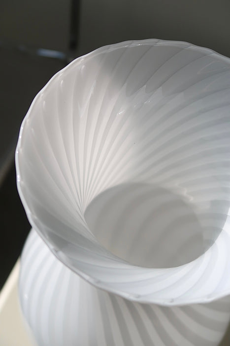 Smuk vintage Murano vase med swirl. Mundblæst i hvid opal glas og har den perfekte størrelse til en buket solsikker. Håndlavet i Italien, 1970erne, fremstår i god stand uden afslag med nogle små mærker. 