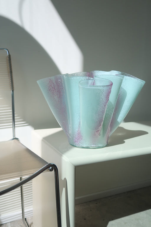 Ualmindelig smuk vintage Murano fazzoletto vase. Mundblæst i glas i nuancer af mint og lilla. Brug den som en skulptur eller som tulipanvase. Håndlavet i Italien, 1980erne. H:25,5 cm L:36 cm