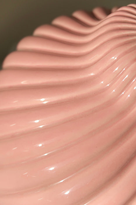 Vintage italiensk lampefod udformet i keramik med lyserød / rosa glasur og swirl mønster. Håndlavet i Italien, 1970erne, kommer med ny fatning og hvid ledning. 