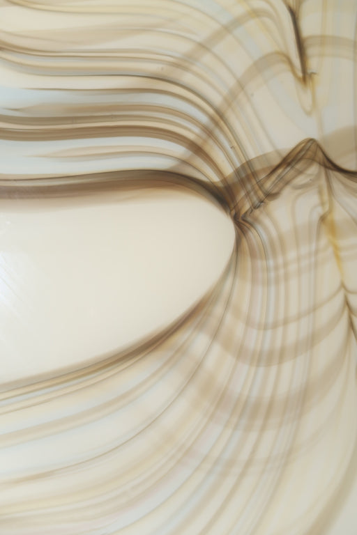 Fantastisk smuk (og ekstraordinært stor) Murano pendel loftlampe i mundblæst creme glas med et særligt mønster. Kommer med originalt messing ophæng. Håndlavet i Italien, 1970erne. D:50 cm  