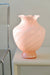 Stor vintage Murano glasvase med swirl. Mundblæst i rosa glas i en skulpturel form. Fremstår i meget god stand med original label. Håndlavet i Italien, 1970erne. H:26 cm D:19 cm
