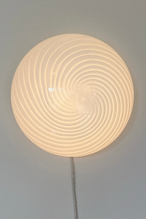 Vintage Murano plafond loftlampe i hvid glas med tydeligt swirl mønster. Har hvid bund og original Murano Vetri mærkat. Håndlavet i Italien, 1970erne. D:38 cm H:15 cm