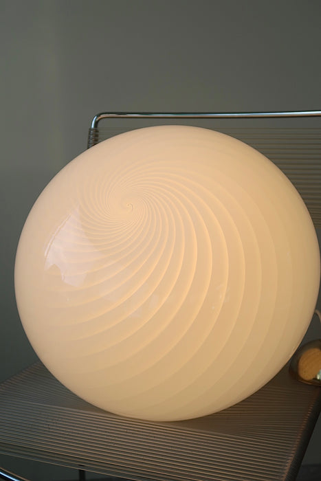 Smuk vintage Murano loftlampe i glas med messing ophæng. Glasset er mundblæst i semi oval form med hvid swirl mønster. Håndlavet i Italien, 1970erne, og kommer med ny hvid ledning. D:40 cm  