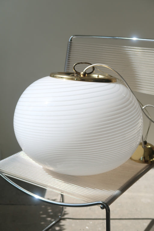 Vintage Murano Vetri loftlampe i hvid glas med en fantastisk smuk swirl. Mundblæst i oval form og har messing ophæng. Håndlavet i Italien, 1970erne, og kommer med originalt Murano Vetri mærkat. D:40 cm H:30 cm murano ceiling lamp glass pendant globe