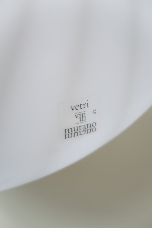 Vintage stor Murano hvid mushroom bordlampe med swirl mønster. Mundblæst i ét stykke glas. Giver et virkelig fint lys i de mørke aftener. Håndlavet i Italien, 1970erne, har originalt Murano Vetri klistermærke og kommer med ny hvid ledning. H:36 cm D:30 cm